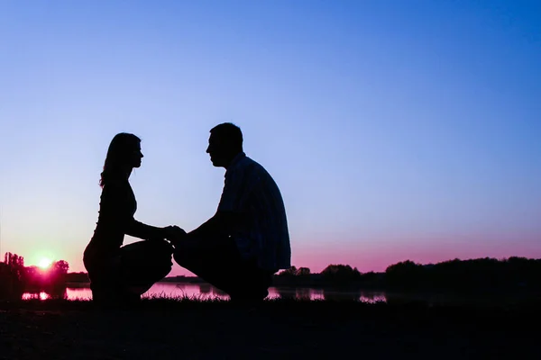 Lyckligt par siluett mot en solnedgång Romantik — Stockfoto
