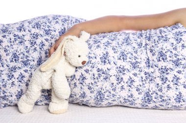 Mutlu hamile kız beyaz arka planda yatıyor.