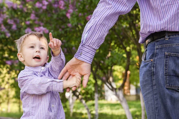 The parent holding the child's hand with a happy background — Stock Photo, Image