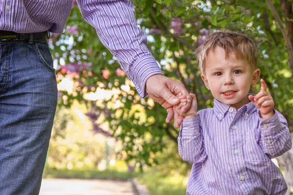 Părintele care ține mâna copilului cu un fundal fericit — Fotografie, imagine de stoc