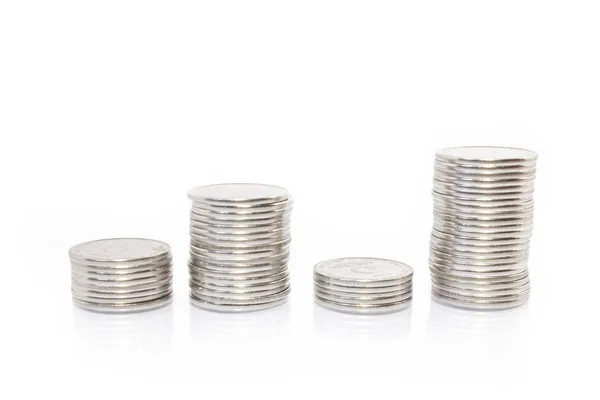 Κέρματα γραφήματος επιχειρηματικών χρημάτων σε λευκό φόντο — Φωτογραφία Αρχείου
