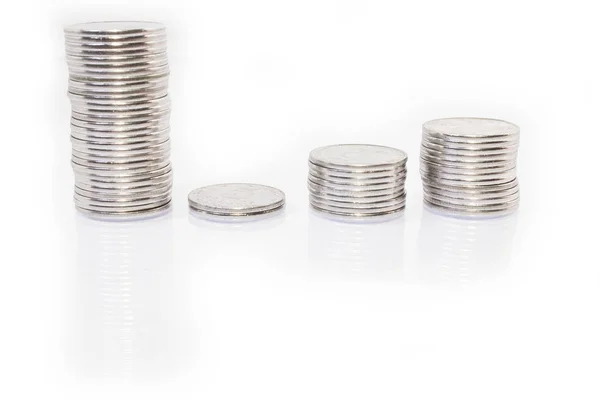 Κέρματα γραφήματος επιχειρηματικών χρημάτων σε λευκό φόντο — Φωτογραφία Αρχείου