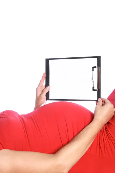 Щаслива вагітна дівчина лежить на білому тлі — стокове фото