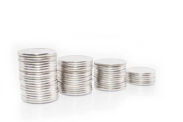 Geschäftsgeld-Graphen-Münzen auf weißem Hintergrund — Stockfoto