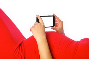 Mutlu hamile kız beyaz arka planda yatıyor.