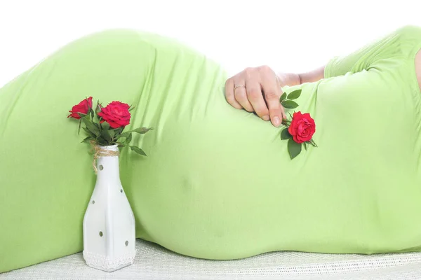 Lycklig gravid flicka ligger på vit bakgrund — Stockfoto