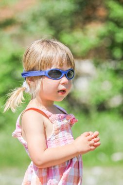 Mutlu çocuk doğa parkında oynarken eğleniyor.