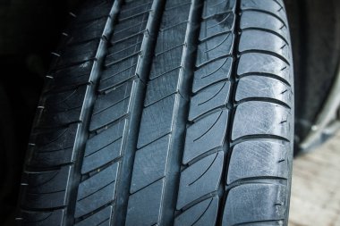 Otomatik arkaplan için araba lastikleri ve tekerlekleri