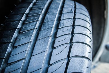 Otomatik arkaplan için araba lastikleri ve tekerlekleri