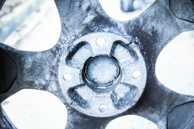 Otomatik arkaplan için tekerlekleri olan araba lastikleri ve tekerlekleri