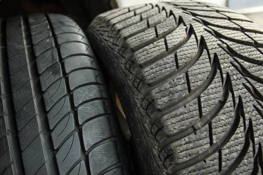 Otomatik arkaplan için araba lastikleri ve tekerlekleri