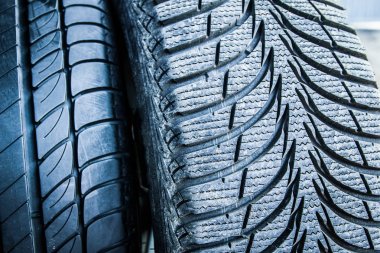 Otomatik arkaplan için araba lastikleri ve tekerlekleri