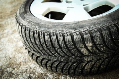 Otomatik arkaplan için tekerlekleri olan araba lastikleri ve tekerlekleri