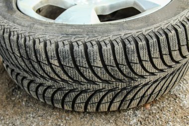 Otomatik arkaplan için tekerlekleri olan araba lastikleri ve tekerlekleri