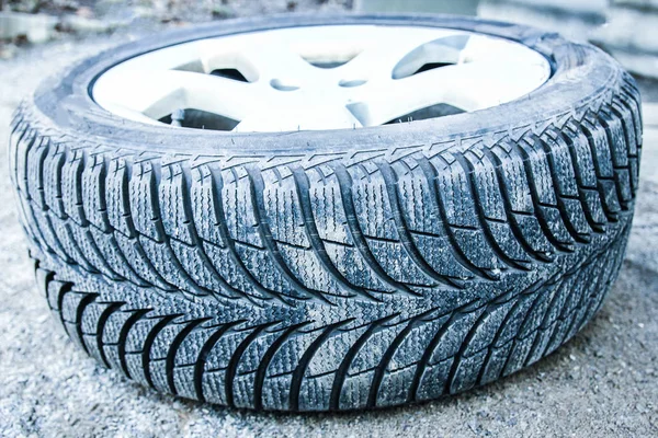 Otomatik arkaplan için tekerlekleri olan araba lastikleri ve tekerlekleri