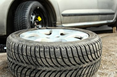 Otomatik arkaplan için tekerlekleri olan araba lastikleri ve tekerlekleri