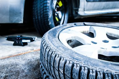 Otomatik arkaplan için tekerlekleri olan araba lastikleri ve tekerlekleri