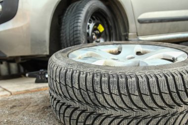 Otomatik arkaplan için tekerlekleri olan araba lastikleri ve tekerlekleri