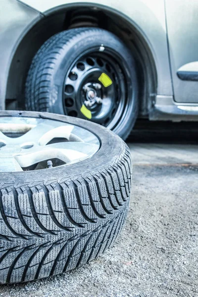 Neumáticos y ruedas de coche con ruedas para fondo automático —  Fotos de Stock