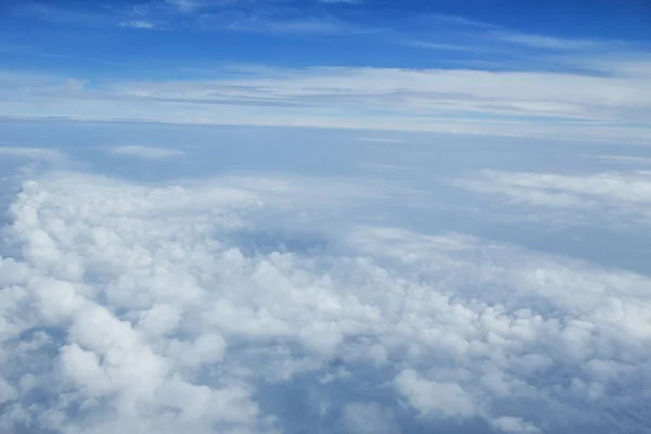 Beaux nuages de ciel de la fenêtre de l'avion — Photo