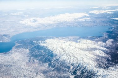 Güzel bir uçağın arka planından güzel bir toprak ve deniz