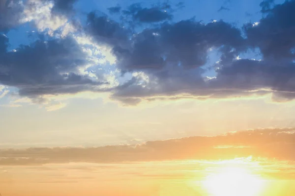 Schöner Himmel auf Naturhintergrund — Stockfoto