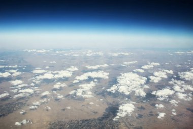 Güzel bir uçağın arka planından güzel bir toprak ve deniz