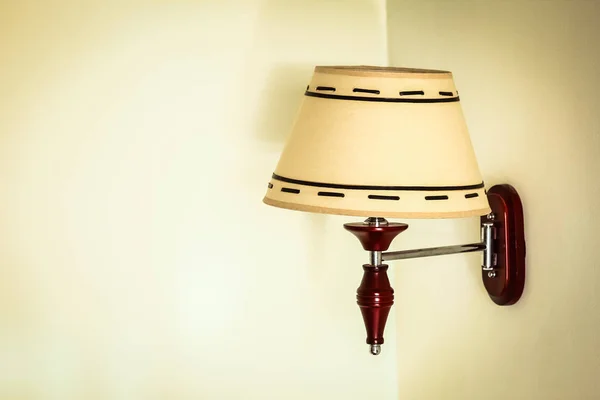 Elegantemente hermosa lámpara con sombra en el fondo — Foto de Stock