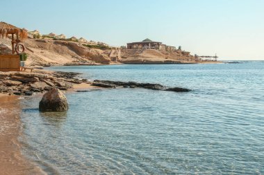Doğanın arka planında güzel deniz kıyısı tatili