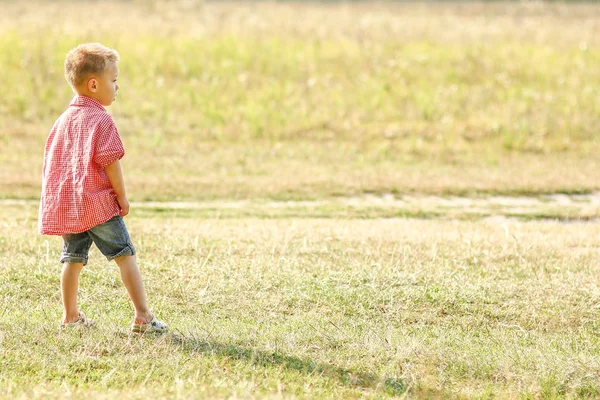 Szczęśliwe dziecko bawiące się w przyrodzie latem — Zdjęcie stockowe