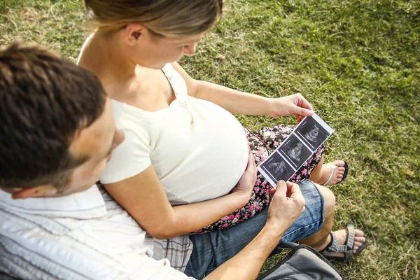 Happy man with woman pregnant on nature in summer — Stock Photo, Image