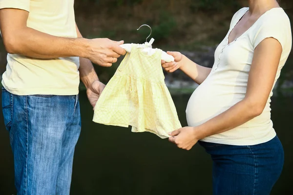 Happy man with woman pregnant on nature in summer — Stock Photo, Image