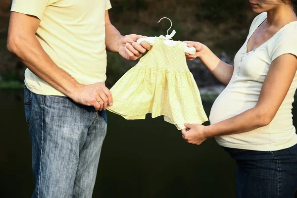 快乐的男人与女人怀孕在夏天自然 — 图库照片