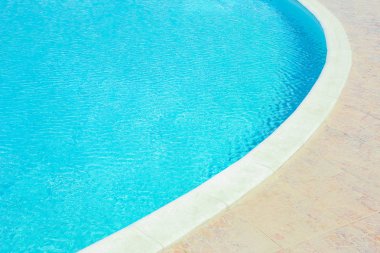 Park arka planındaki sahil otelinde güzel bir yüzme havuzu.