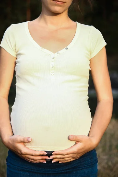 Gelukkige moeder zwanger op de natuur in de zomer — Stockfoto