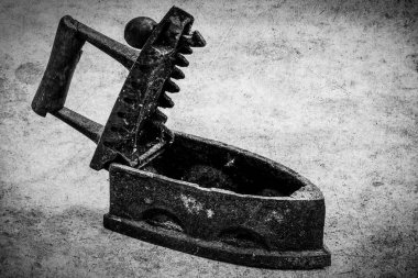 beyaz arka plan üzerinde şık eski demir