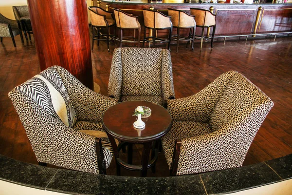 Poltronas elegantemente bonitas e fundo de mesa — Fotografia de Stock