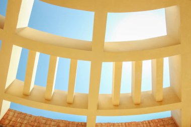 Doğa arka planında güzel bir stil Mısır sütunları