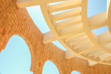 Doğa arka planında güzel bir stil Mısır sütunları