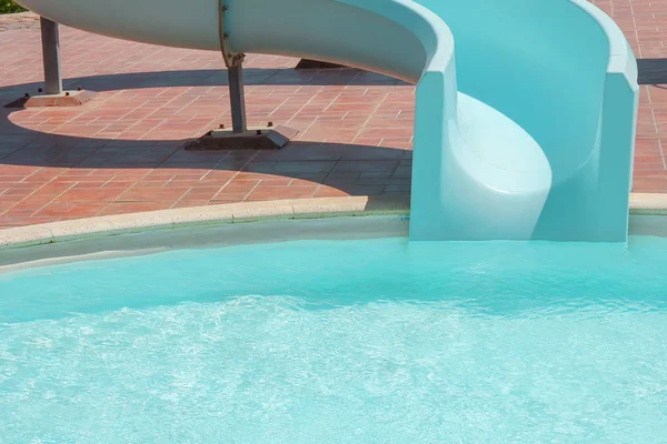 时尚有趣的水滑梯在游泳池附近的海纳 — 图库照片