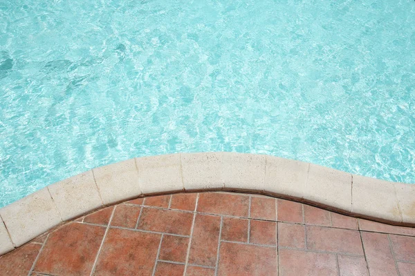 Hermosa piscina en el hotel junto al mar en el fondo del parque — Foto de Stock