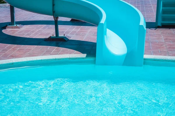 Elegantemente interessante scivolo d'acqua nella piscina vicino al mare su na — Foto Stock