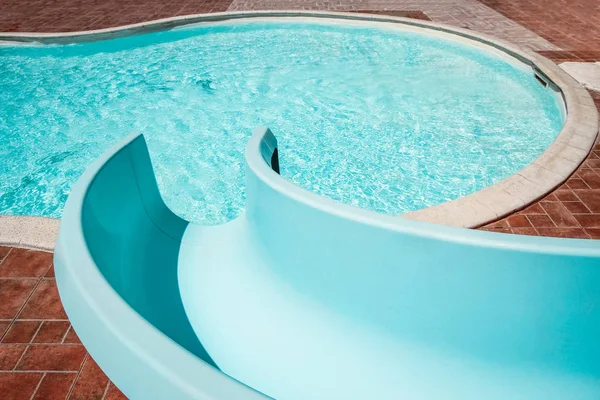 Elegantemente interesante tobogán de agua en la piscina cerca del mar en na —  Fotos de Stock