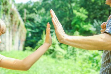doğada bir parkta bir çocuk ve bir ebeveynin güzel eller