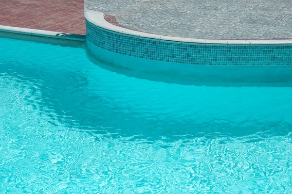 Bela piscina no hotel à beira-mar no fundo do parque — Fotografia de Stock