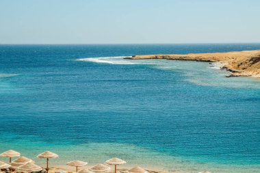 Doğanın arka planında güzel deniz kıyısı tatili