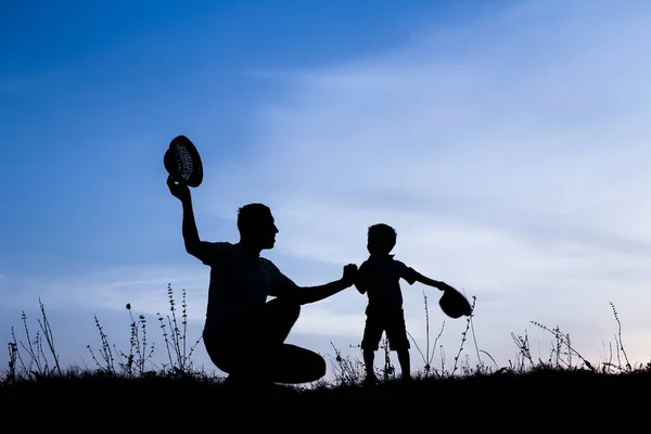 Šťastný rodič s dětmi hraje na přírodě letní siluetu — Stock fotografie