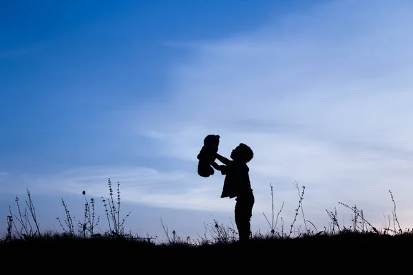 Glückliche Kinder spielen auf der Natur Sommer Silhouette — Stockfoto