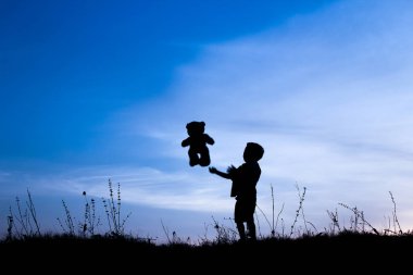 Doğa yaz silueti üzerinde oynayan mutlu çocuklar