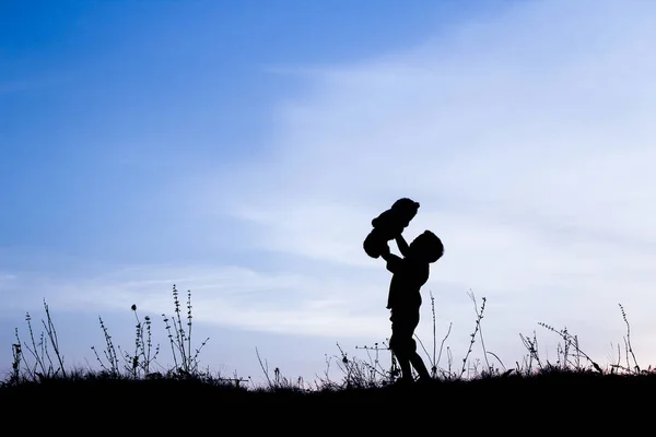 Bambini felici che giocano sulla silhouette estiva della natura — Foto Stock